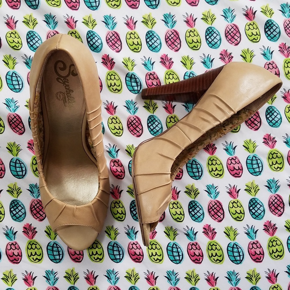 Classy Seychelles nude peep toe pintuck heels, 10